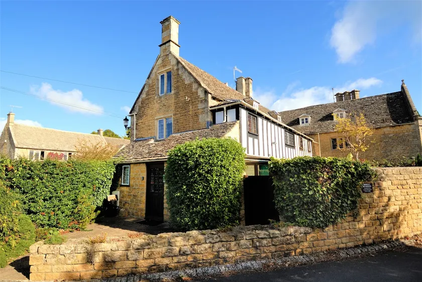 Cosy Cottage in Bourton-on-the-Water + parking - Image 1
