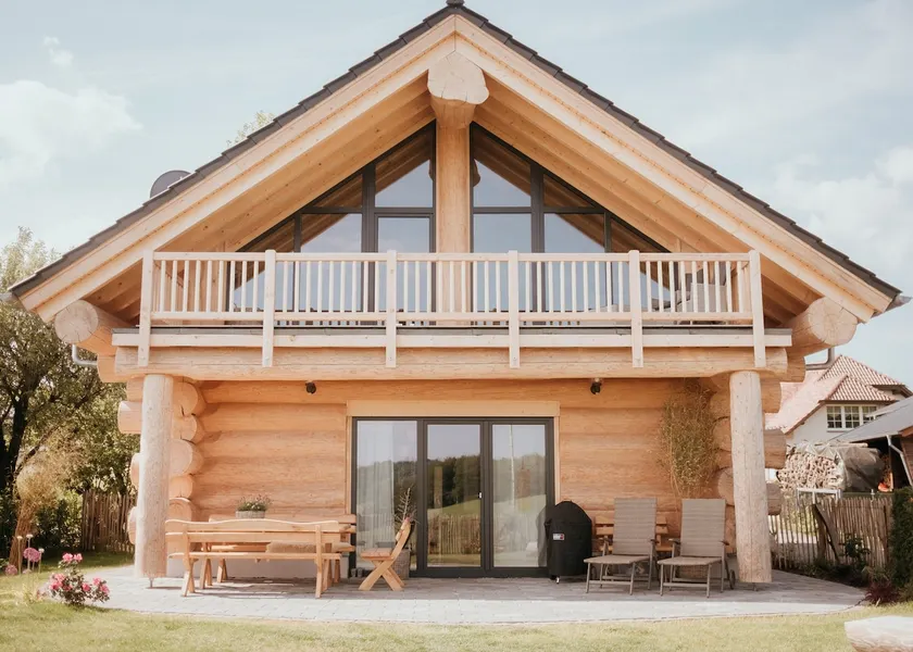 Chalet / natural log house with hot tub and barrel sauna - Image 1
