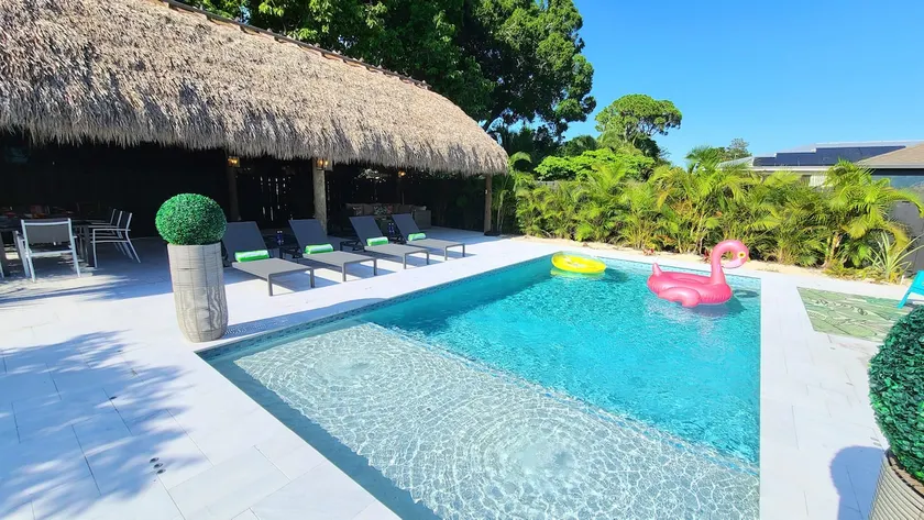 POSHPADZ Presents Villa Tranquila- Private Pool & Tiki Close to Beach Sleeps 10 - Image 1