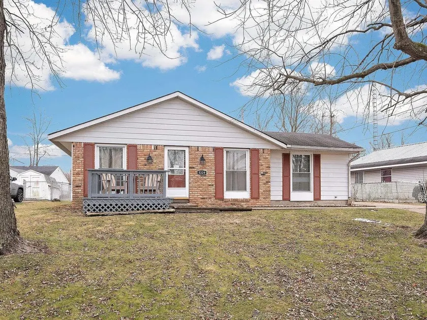Cheerful 3 bedroom home, updated, fenced yard - Image 1