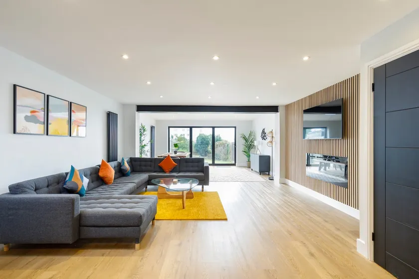 Free Parking Stylish & modern 4-bedroom home with sea views - Image 1