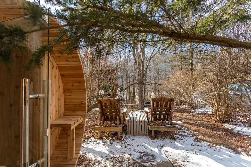 Mountainview with Cedar Sauna. - Image 1