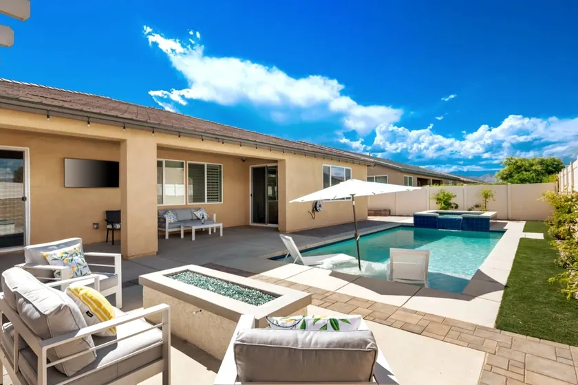 Indio Spacious Entertaining Hideaway Pool Hot Tub - Image 1