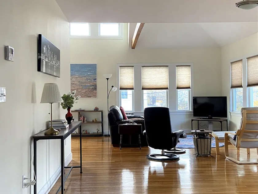 Sunny, new, spacious 2-BR condo, with parking - Image 1