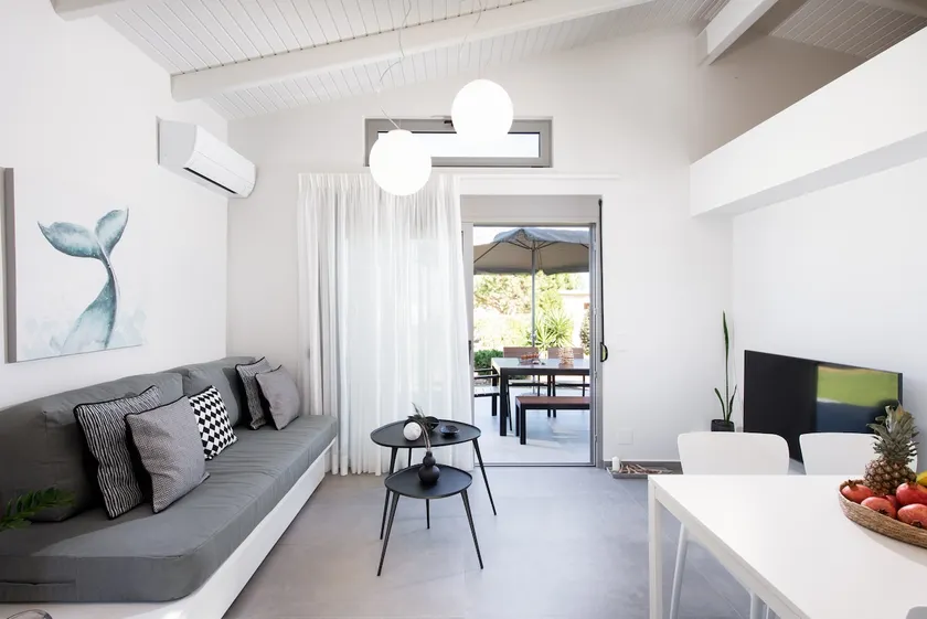 Theros Residence | 2-Bedroom & Garden | 300m Beach - Image 1
