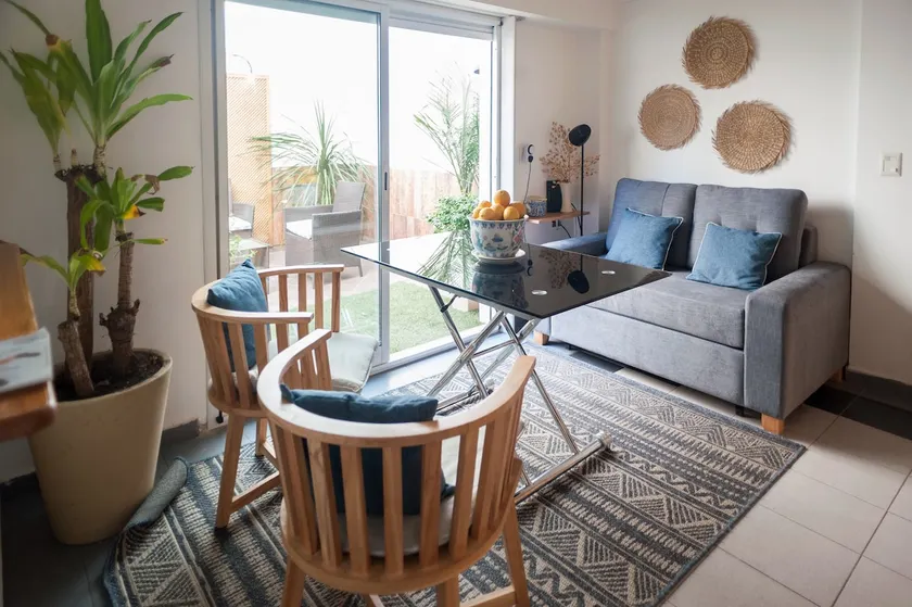 Lovely apartment with a patio, a few meters from the train - Image 1
