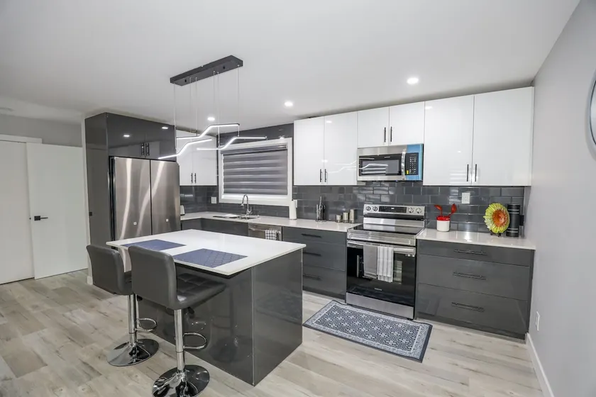Very Spacious, centrally located, 5 BR to enjoy - Image 1
