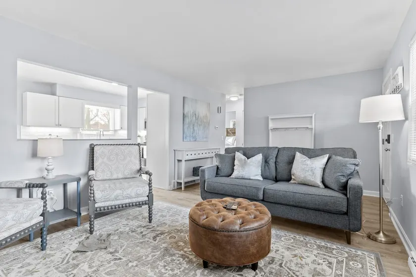 Lovely 2-Bedroom Condo, Close to Burlington/Airport! - Image 1