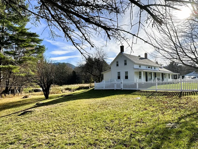 Rocky Branch Retreat on 33 acres with fenced yard, fireplaces & deck - Image 1