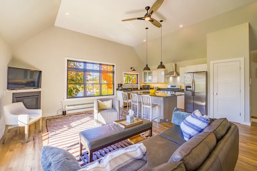 Stylish Open-Plan Loft · Fireplace · 2 Bedrooms - Image 1