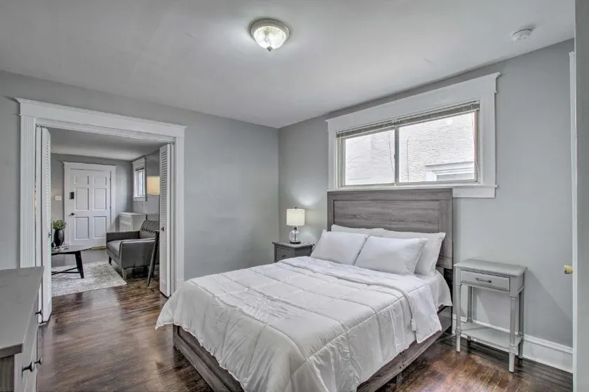 Open Space 1 BR W/ In-Unit Laundry Near Downtown - Image 1