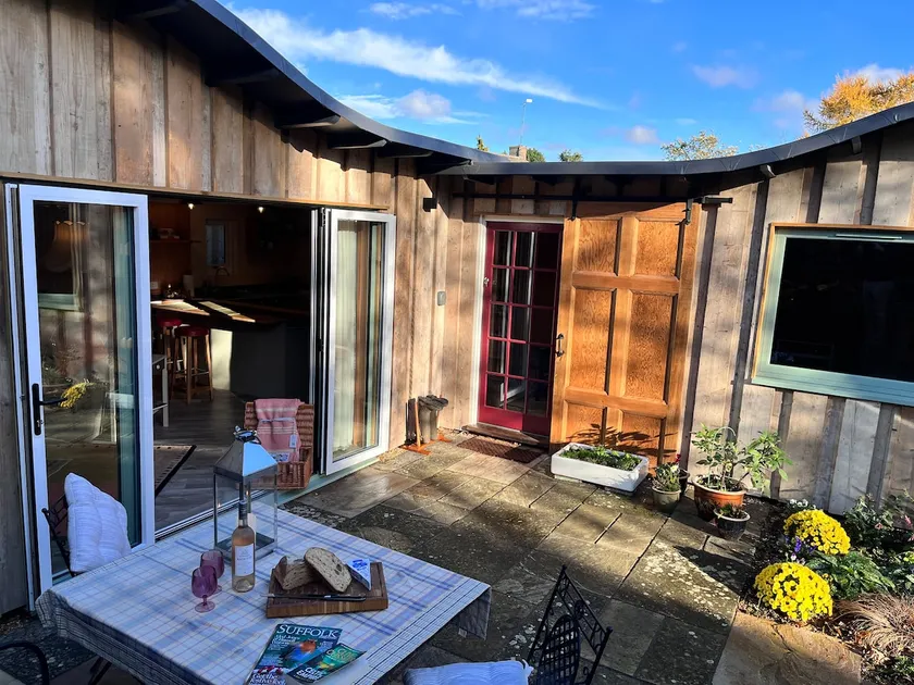 Cosy cabin for 2 with electric charging point - Image 1