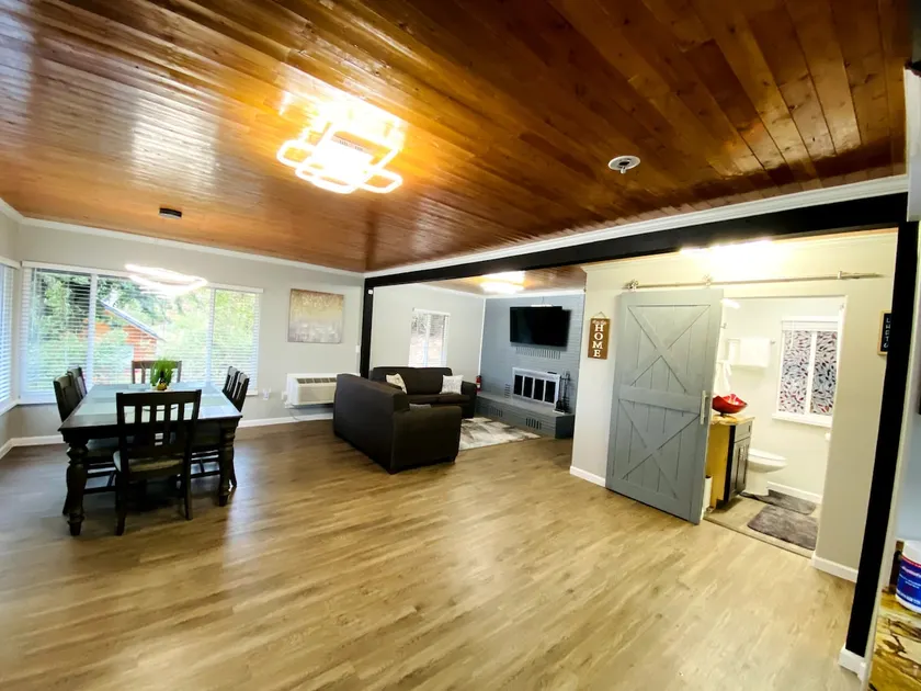 Cozy Lake View Experience - Image 1