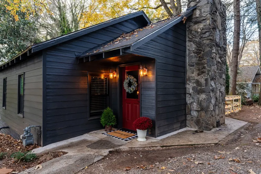 walk to square! Cozy 2 BR bungalow, moody design - Image 1