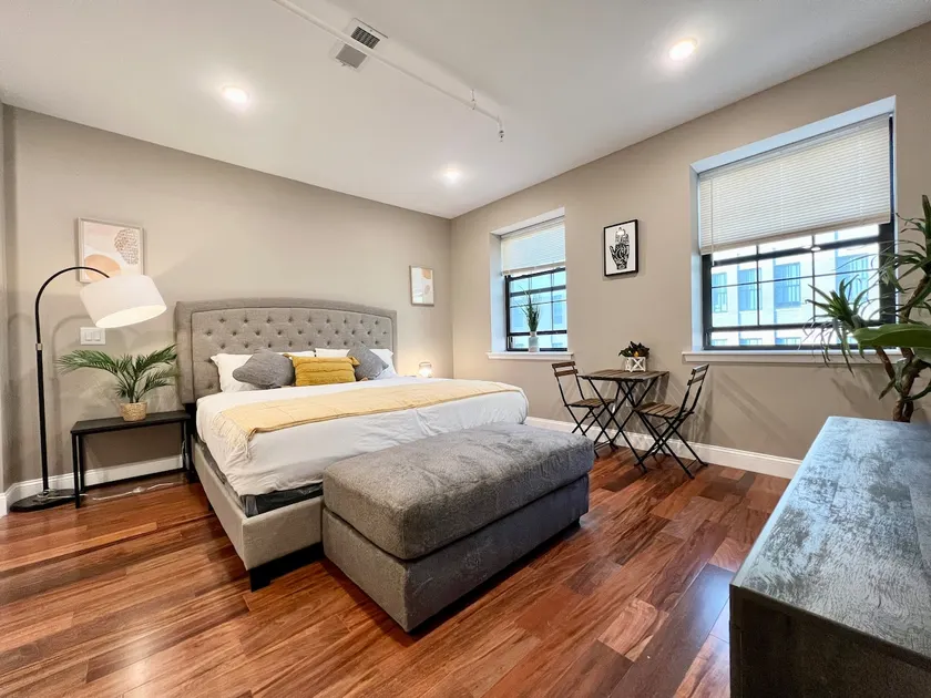Urban Lifestyle king bed |APT in Center city - Image 1