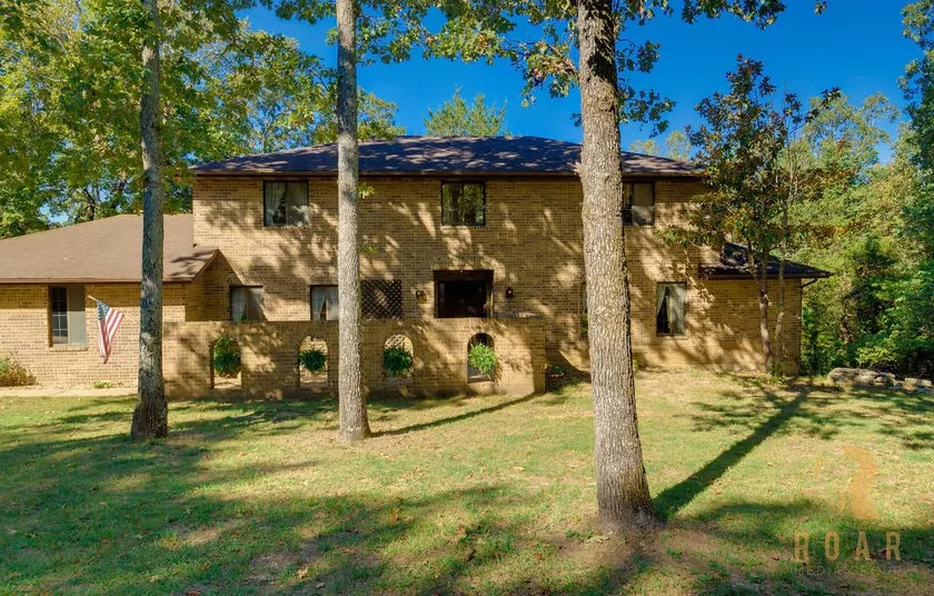 Spacious 3-Story Retro Retreat Near Lake Norfork - Image 1