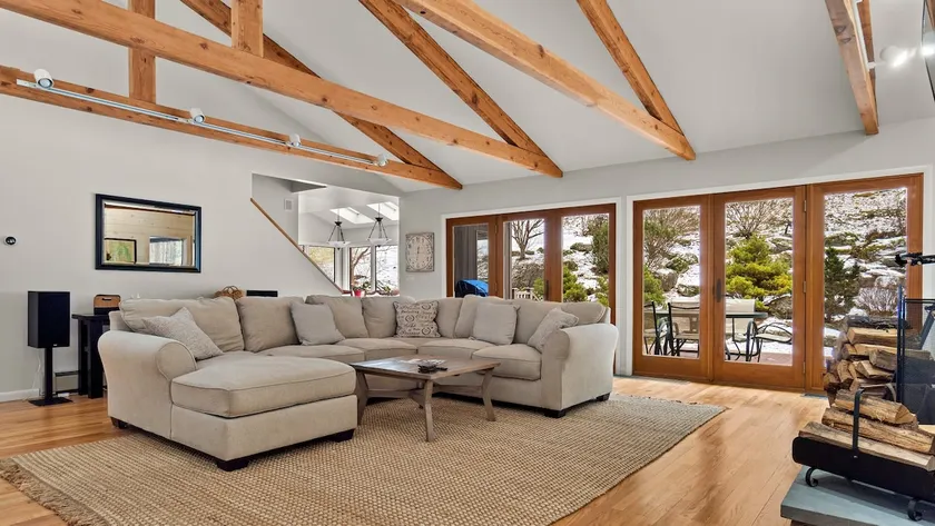 Beautiful And Private Home Centrally Located - Image 1