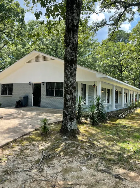 3 Bed - 2 Bath Home in the Beautiful Lakeover Area - Image 1