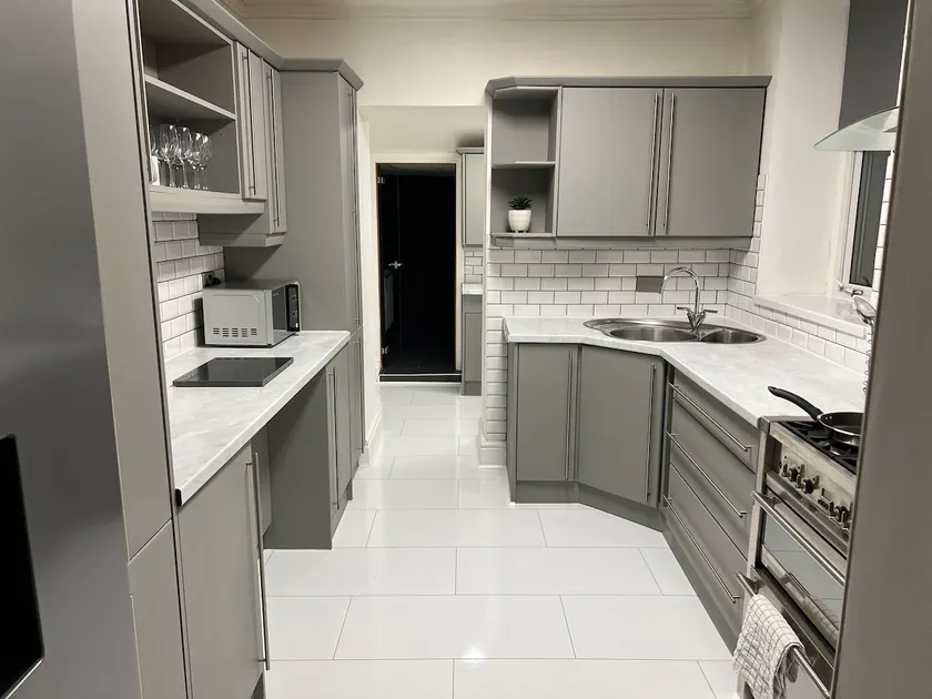 3 bedroom house in Blackwood with jacuzzi bath - Image 1