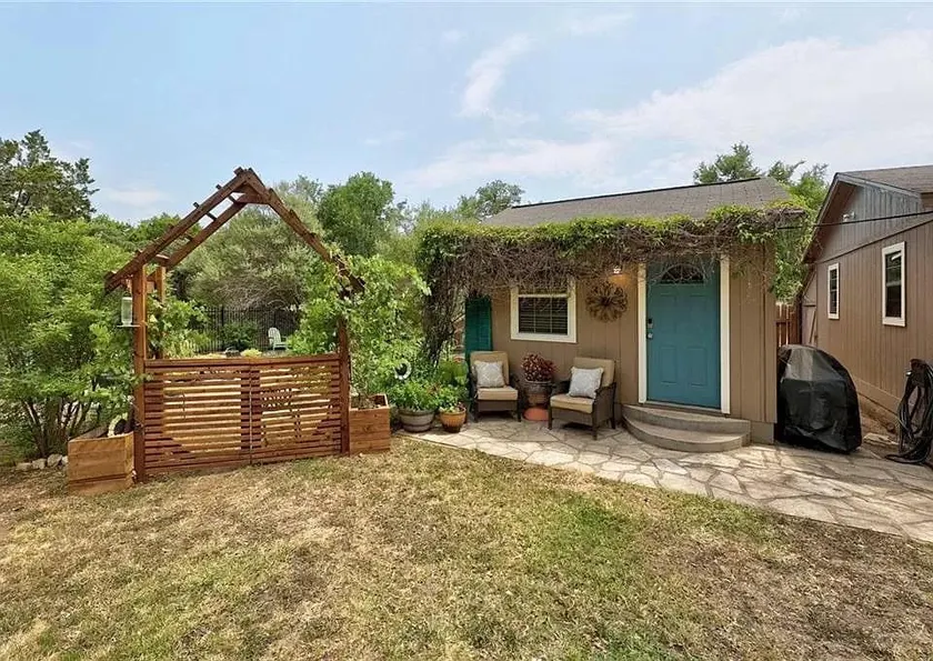 Urban Farm Cozy Cottage - Image 1
