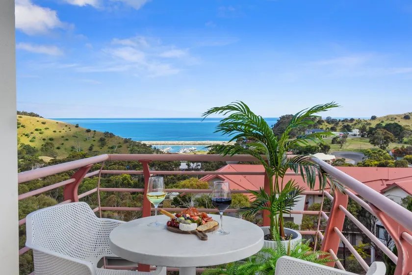 Stylish 2 bedroom apartment with pool - Image 1