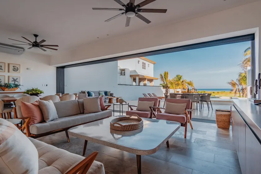 Luxury oceanfront villa in Progreso - Image 1