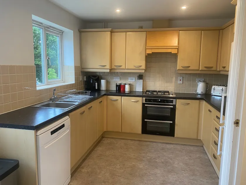 Spacious house in Hertfordshire - free parking - Image 1