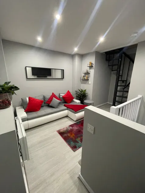 Unique Duplex FREE Wifi FREE Parking 6mins to City - Image 1