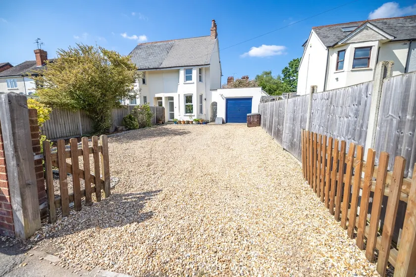 Beautiful 3 bed home with large driveway parking - Image 1