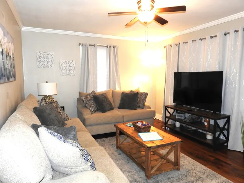 Cute & Cozy Cottage near Downtown APSU!  - Image 1