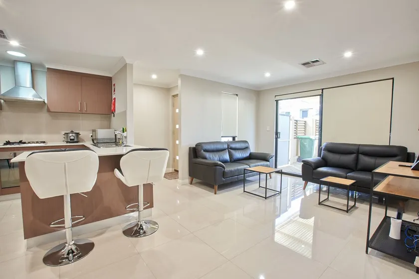 Gorgeous Family House near Shops - Image 1