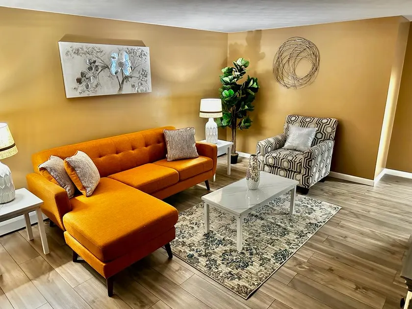 Modern Newly renovated 3 bedrooms entire unit - Image 1