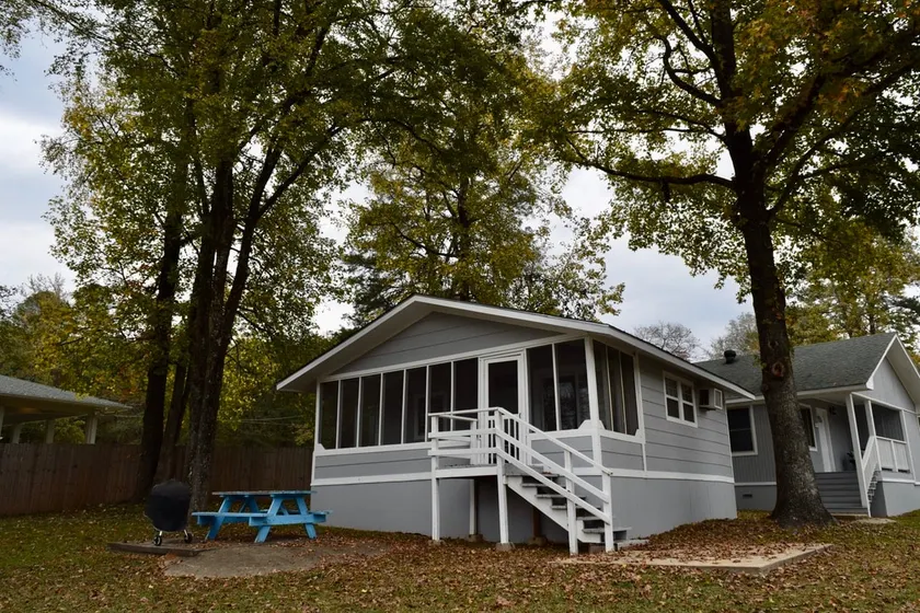 Cabin on Lake Hamilton - Image 1