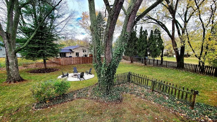 Spacious open concept home w/ game room + firepit - Image 1