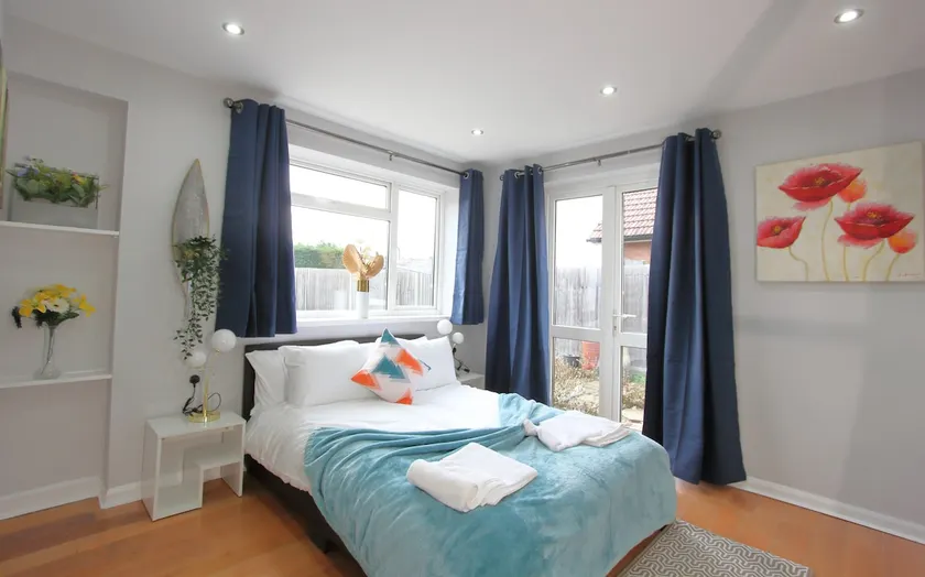 Stunning 3 Bedroom 2 Bathroom Bungalow by CozyNest - Image 1