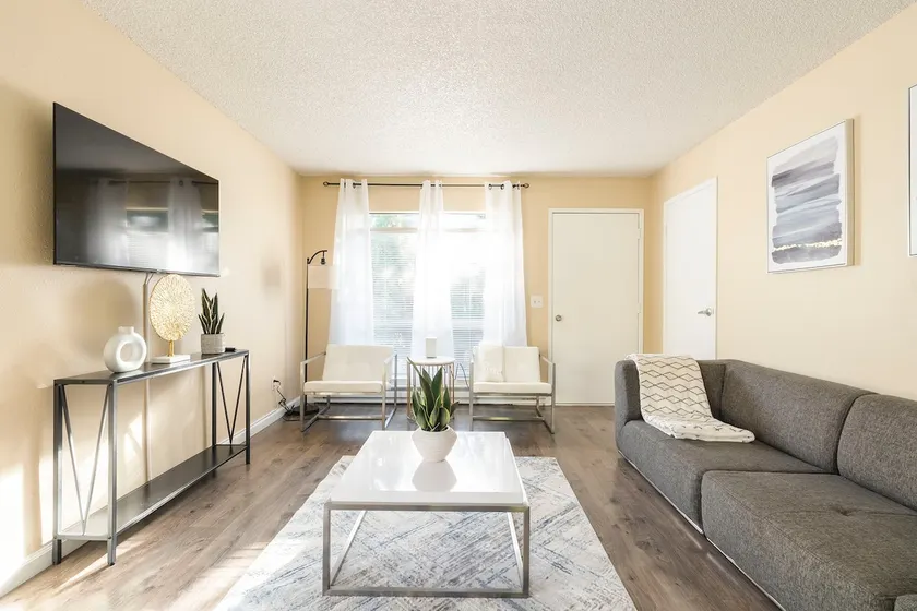 Walkable condo in heart of vibrant D/n Redmond,  m/s from Microsoft, woodinville - Image 1