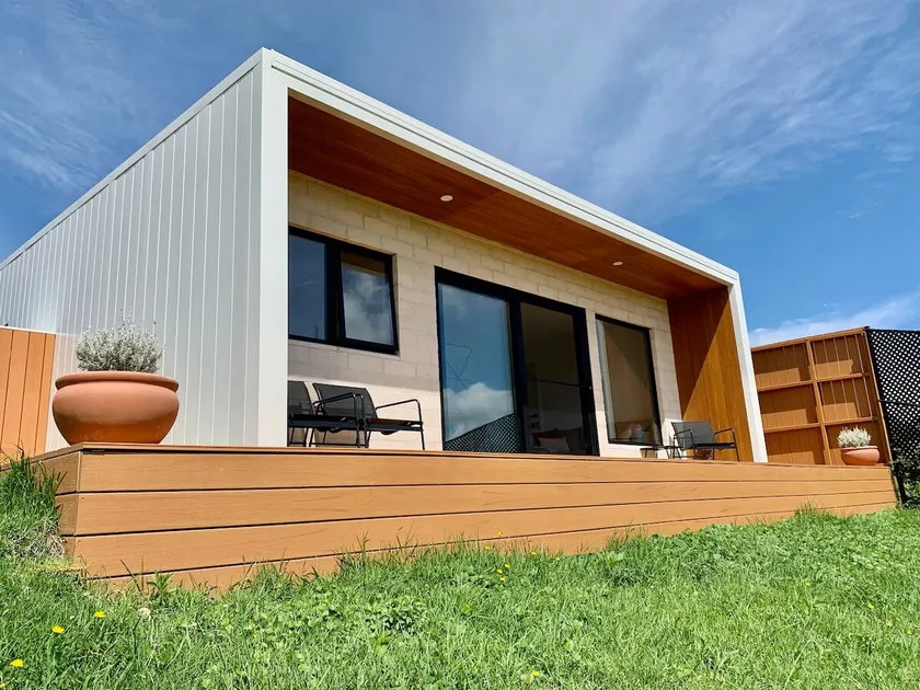 Petite contemporary cottage with beautiful views - Image 1