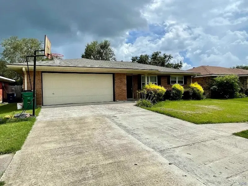 Cheerful 4-Bedroom home with free parking - Image 1