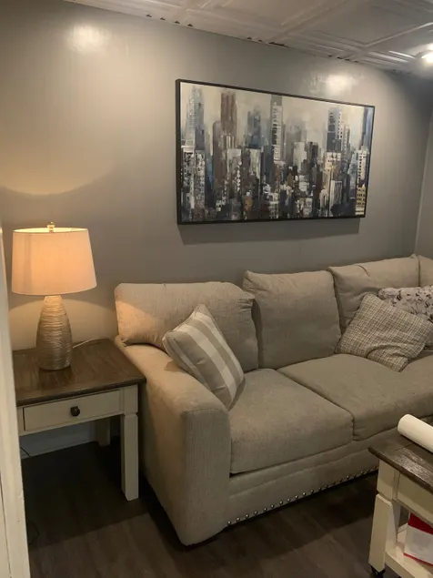 Cozy 2- bedroom apartment with free parking - Image 1