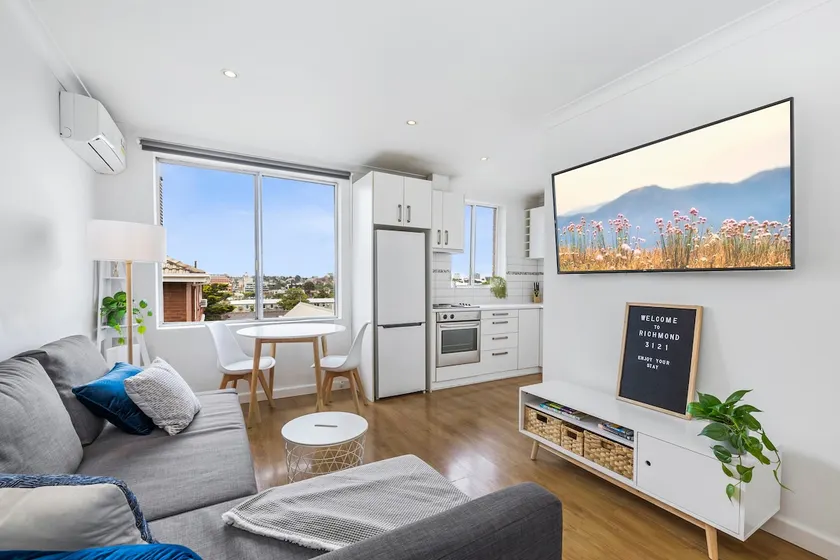 Top level one bedroom apartment with MCG views - Image 1