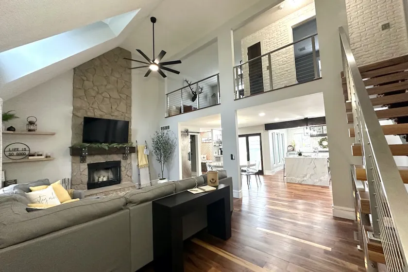 Cheerful 4 bedroom home w/ fireplace & game room - Image 1