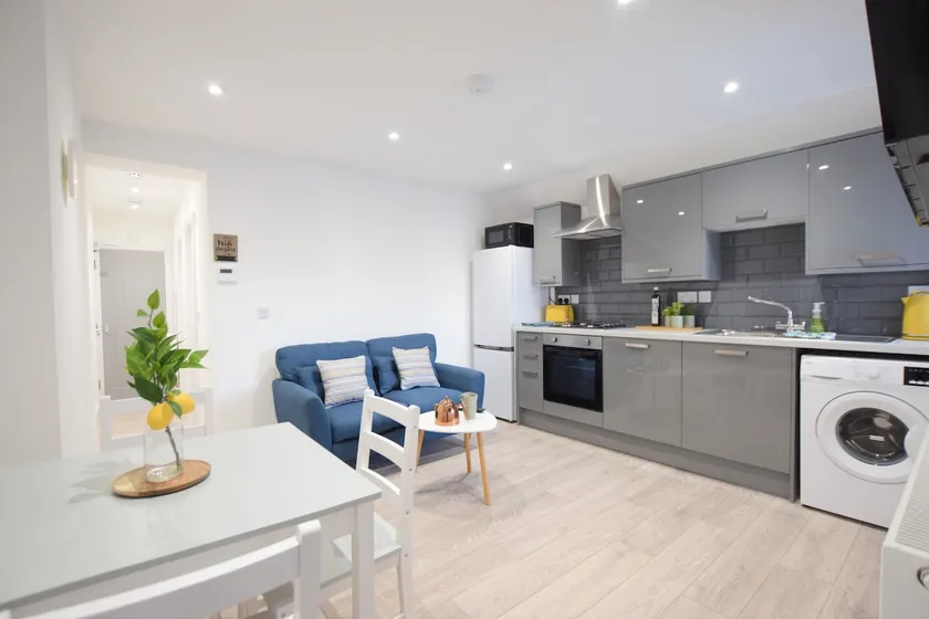 Stylish 2 bed city centre apartment - Image 1