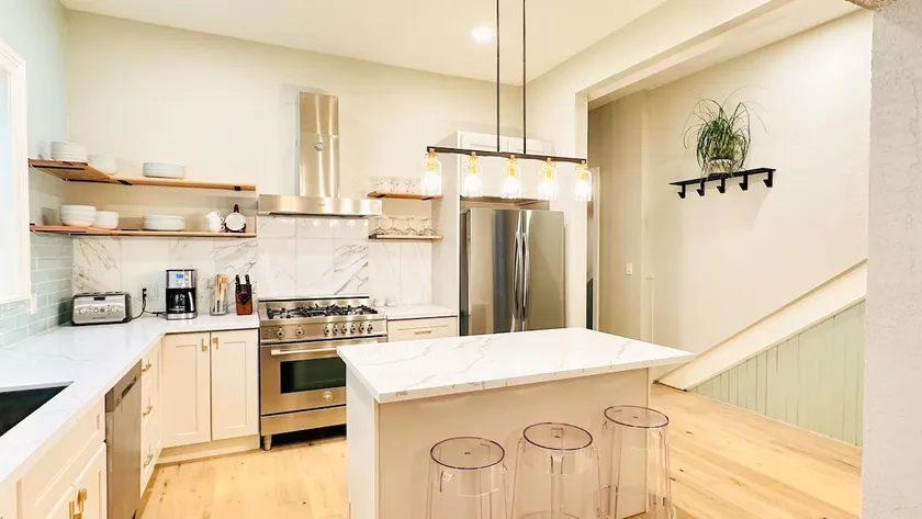 10-BR 4-BA Spacious Home in Trendy Duboce District - Image 1