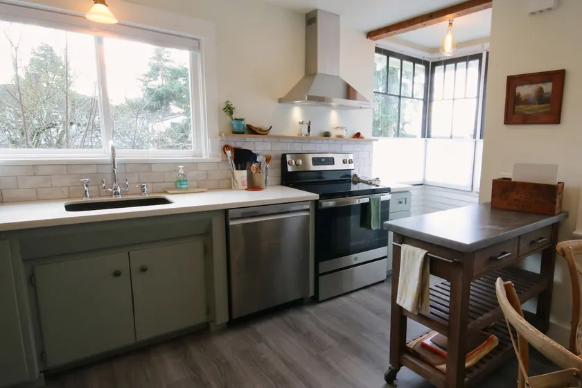 1912 Historic Ballard Craftsman 5 Bed • 2 Bath • Yard • Parking - Image 1