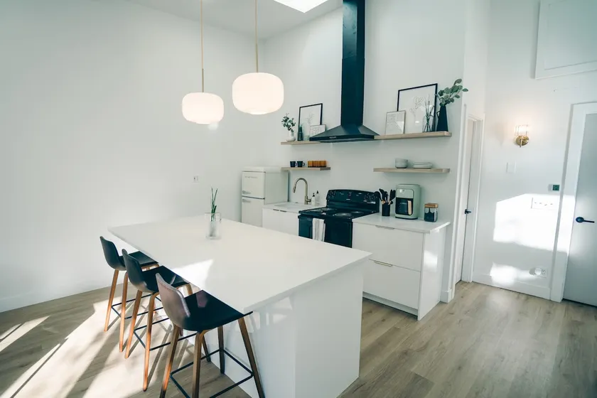 Modern & Charming Guesthouse with Private Yard - Image 1