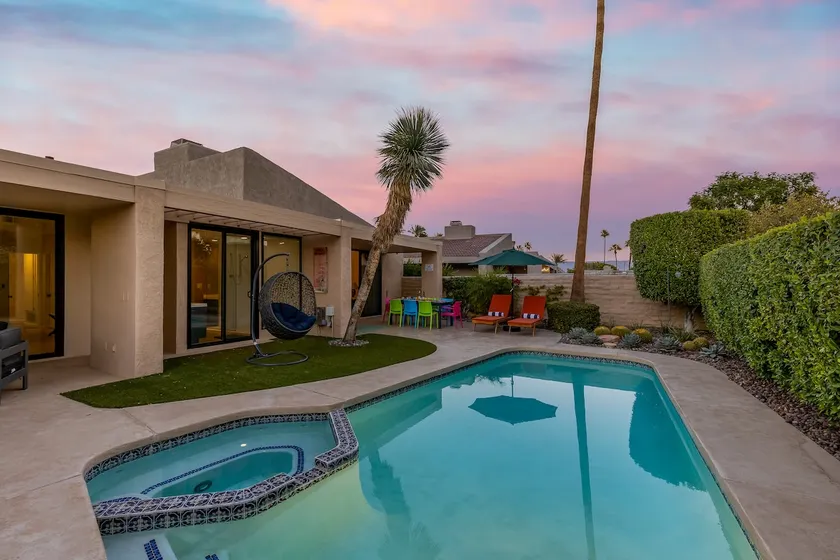 The Sunset House Pool & Spa - Image 1
