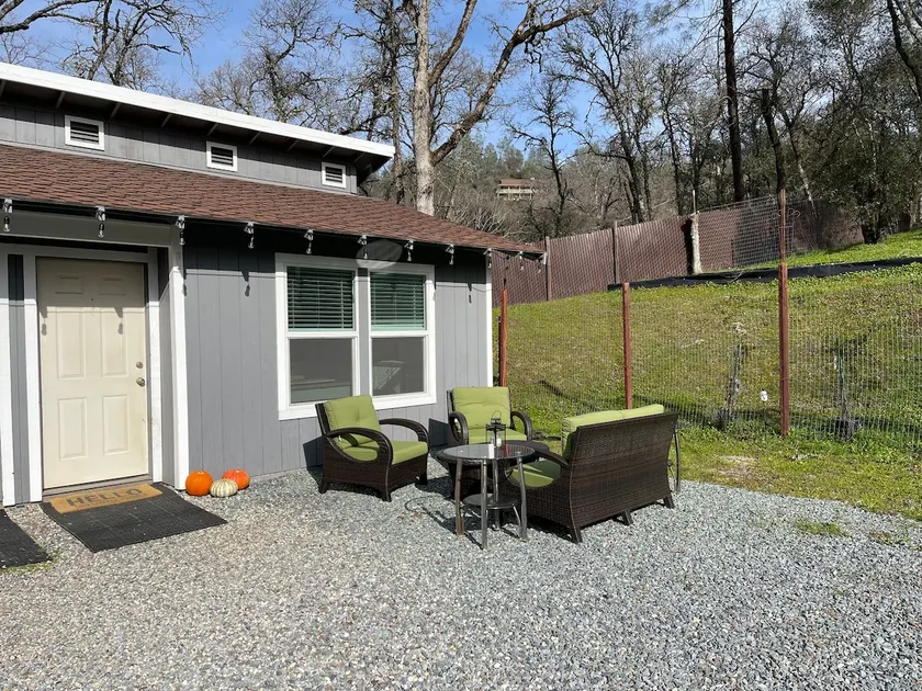 Cozy Guesthouse on 5 acres - Image 1