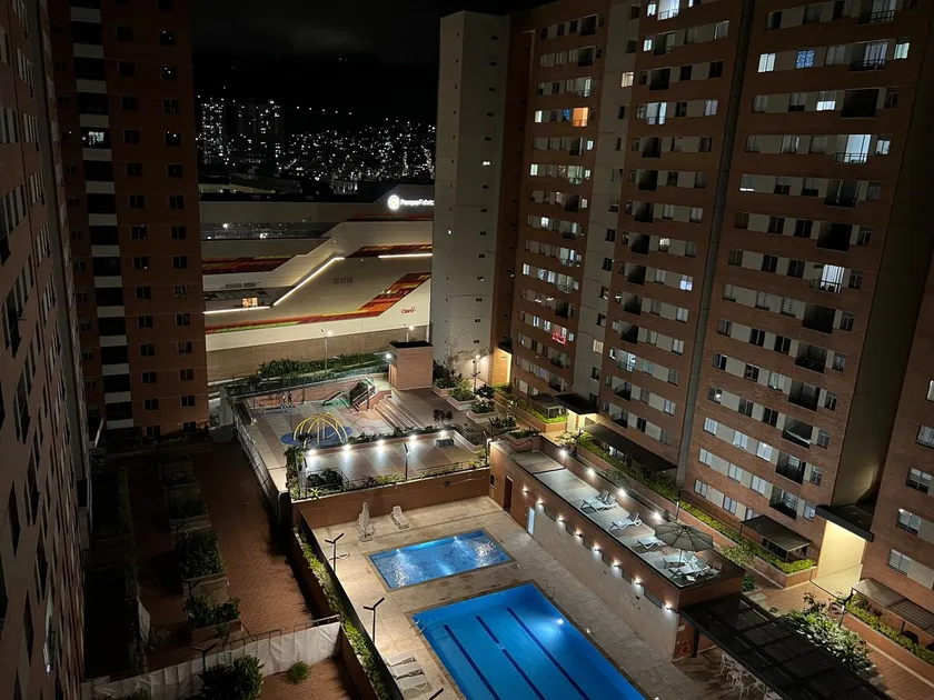 16th Floor Views + Shopping and Entertainment in Fabricato - Image 1