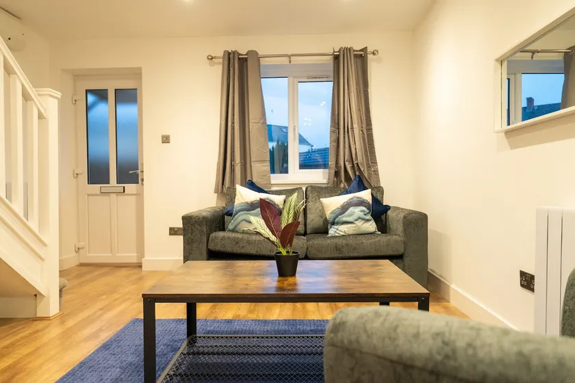 Stylish 2-Bed Home with Free Parking - Image 1