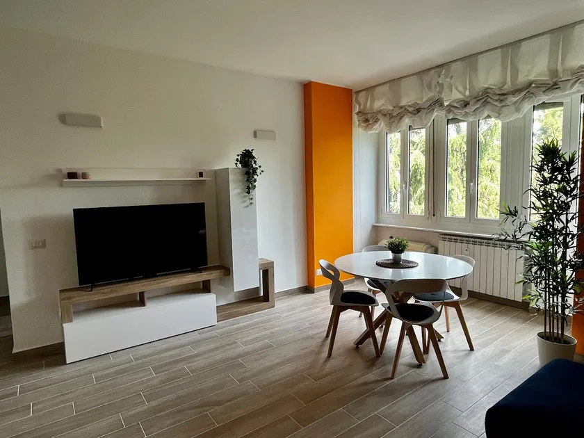 The Bright Place: wide and modern condo apartment in Milan - Image 1